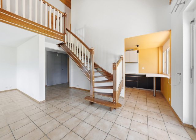 Duplex en attique de 5,5 pièces à Bursinel - photo 6