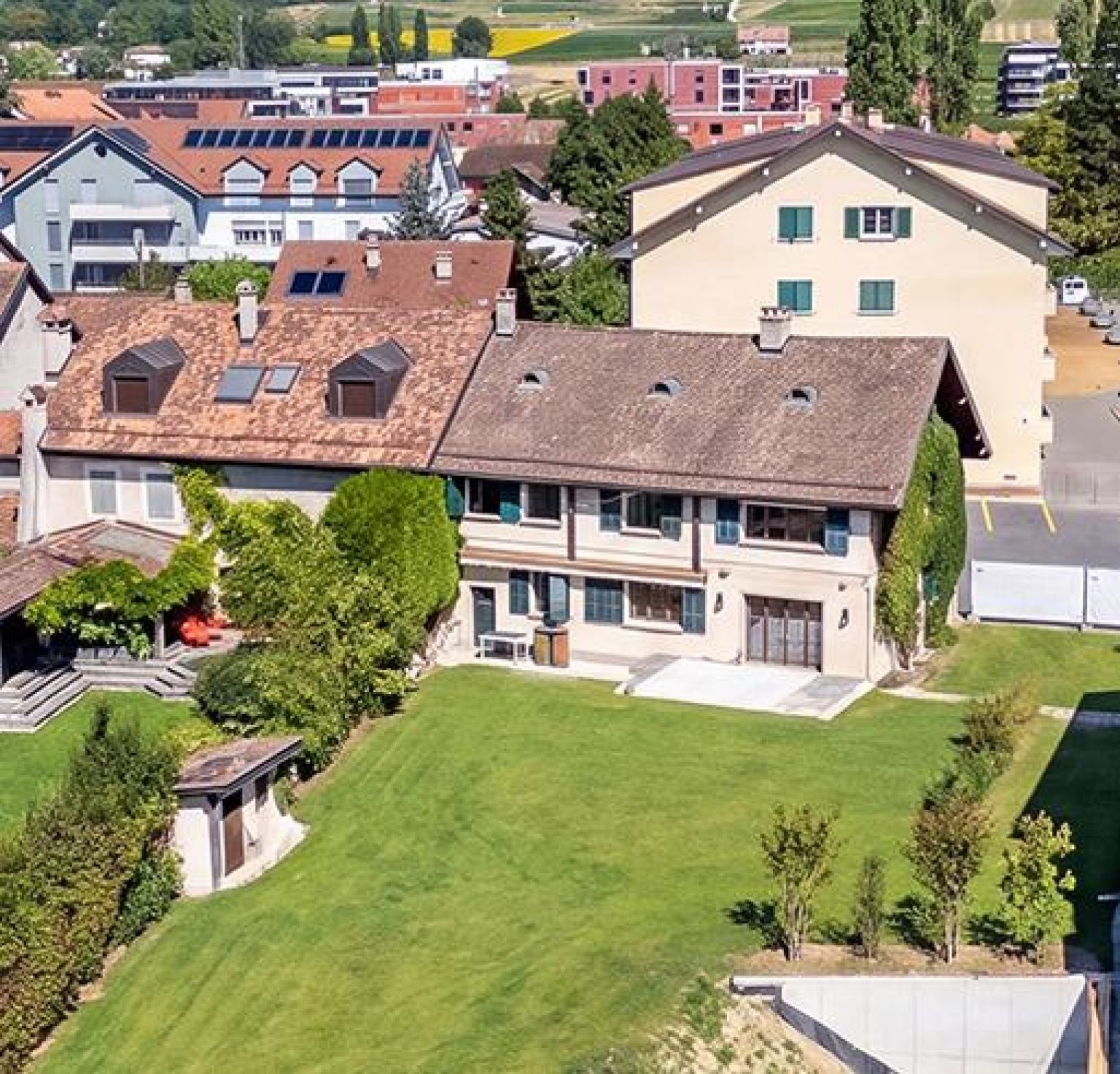 Charmante maison villageoise avec jardin au centre de Gland